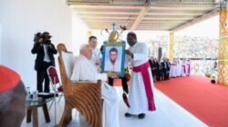 Paus Fransiskus diberikan gambar Beato Petrus To Rot di Port Moresby pada 9 September 2024. (Tenaers/Vatican Media)