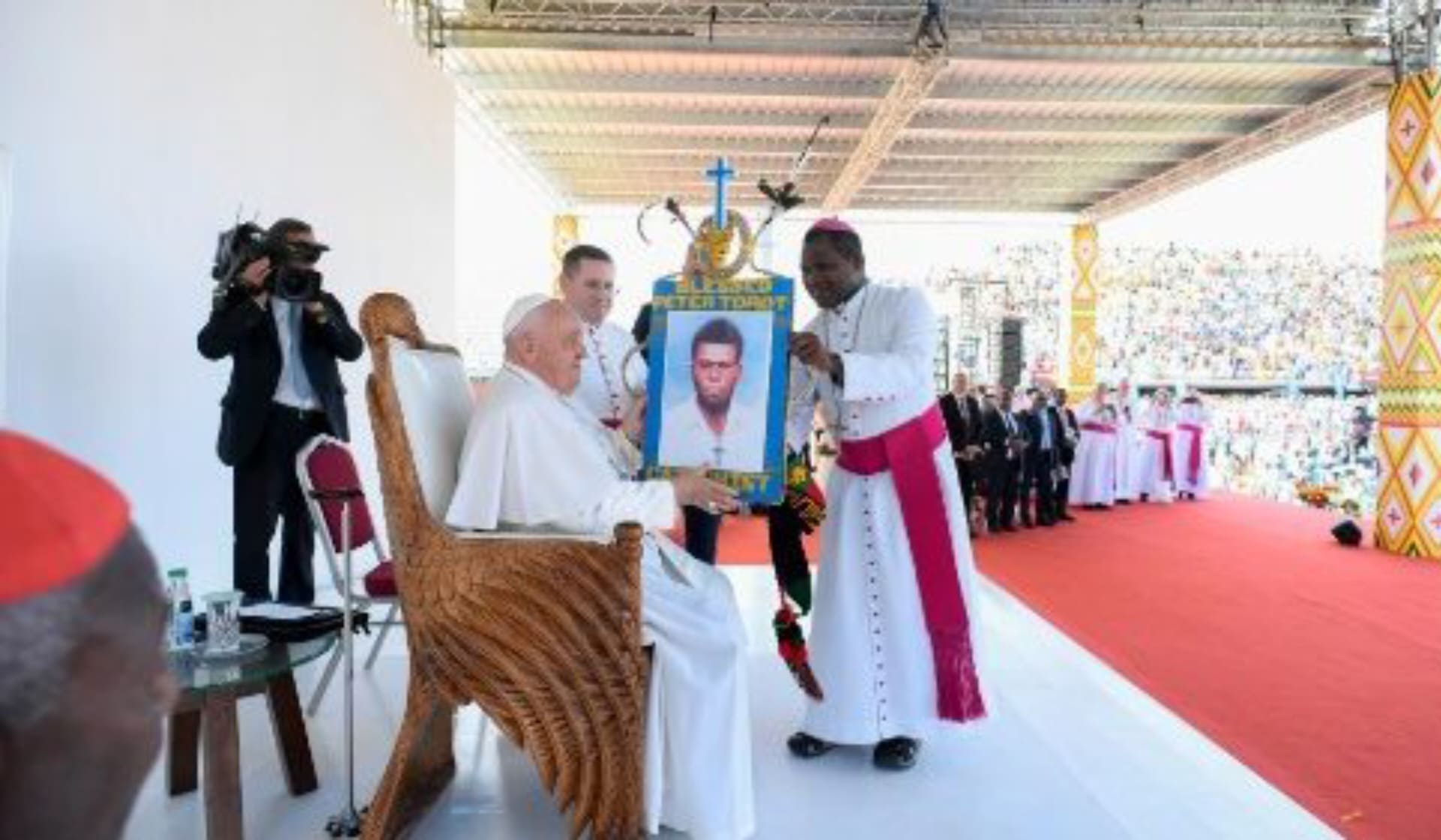 Paus Fransiskus diberikan gambar Beato Petrus To Rot di Port Moresby pada 9 September 2024. (Tenaers/Vatican Media)