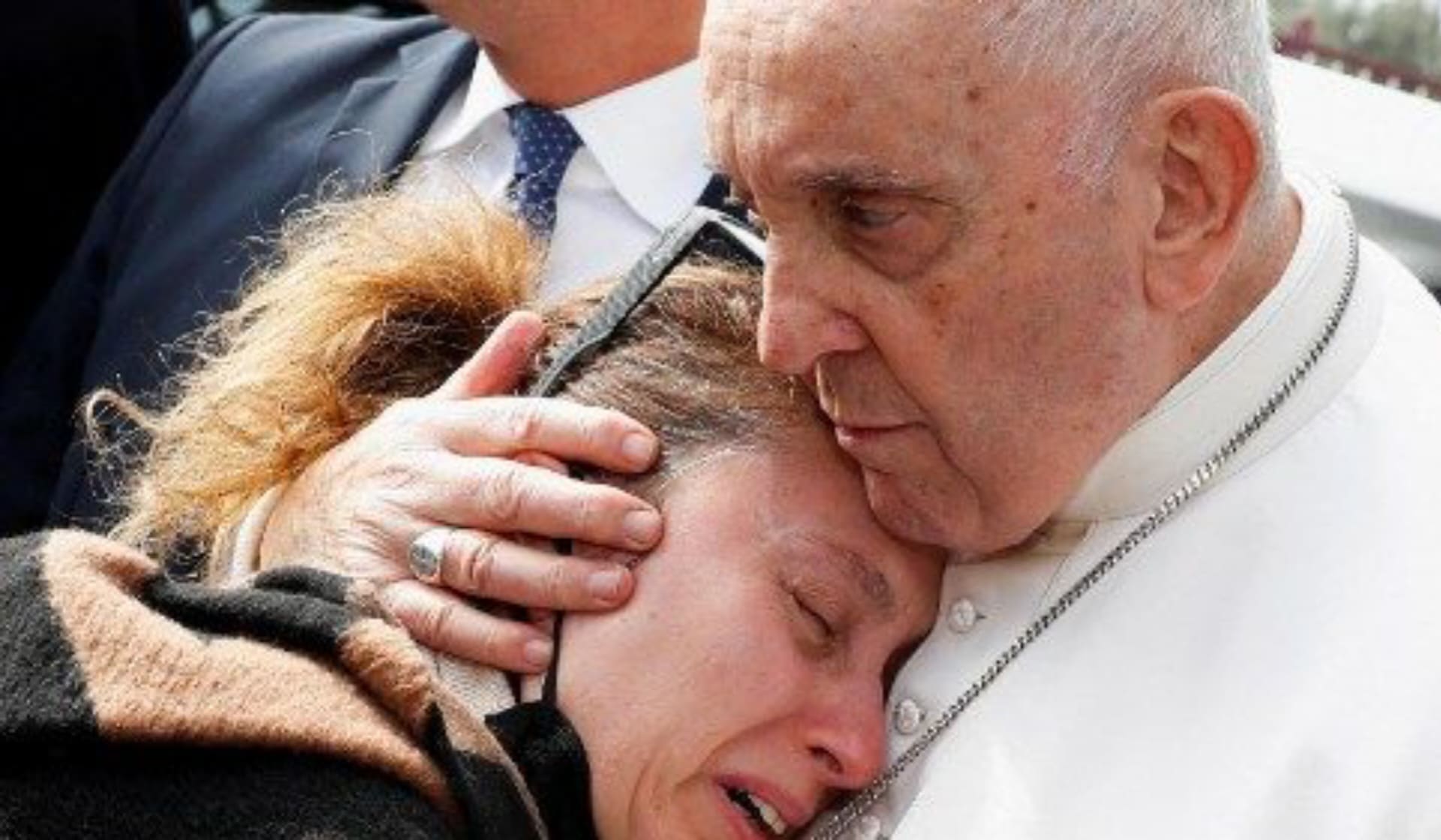Paus Fransiskus memeluk seorang ibu yang kehilangan putrinya yang berusia 4 tahun (Tenaers/Vatican News)