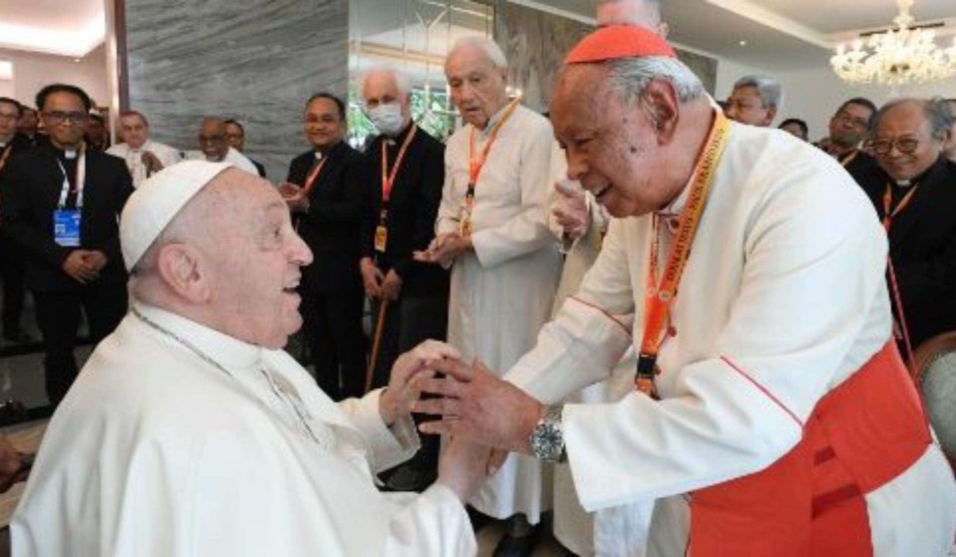Paus Fransiskus menyapa Kardinal Julius Riyadi Darmaatmadja, SJ. (Tenaers/Vatican News)