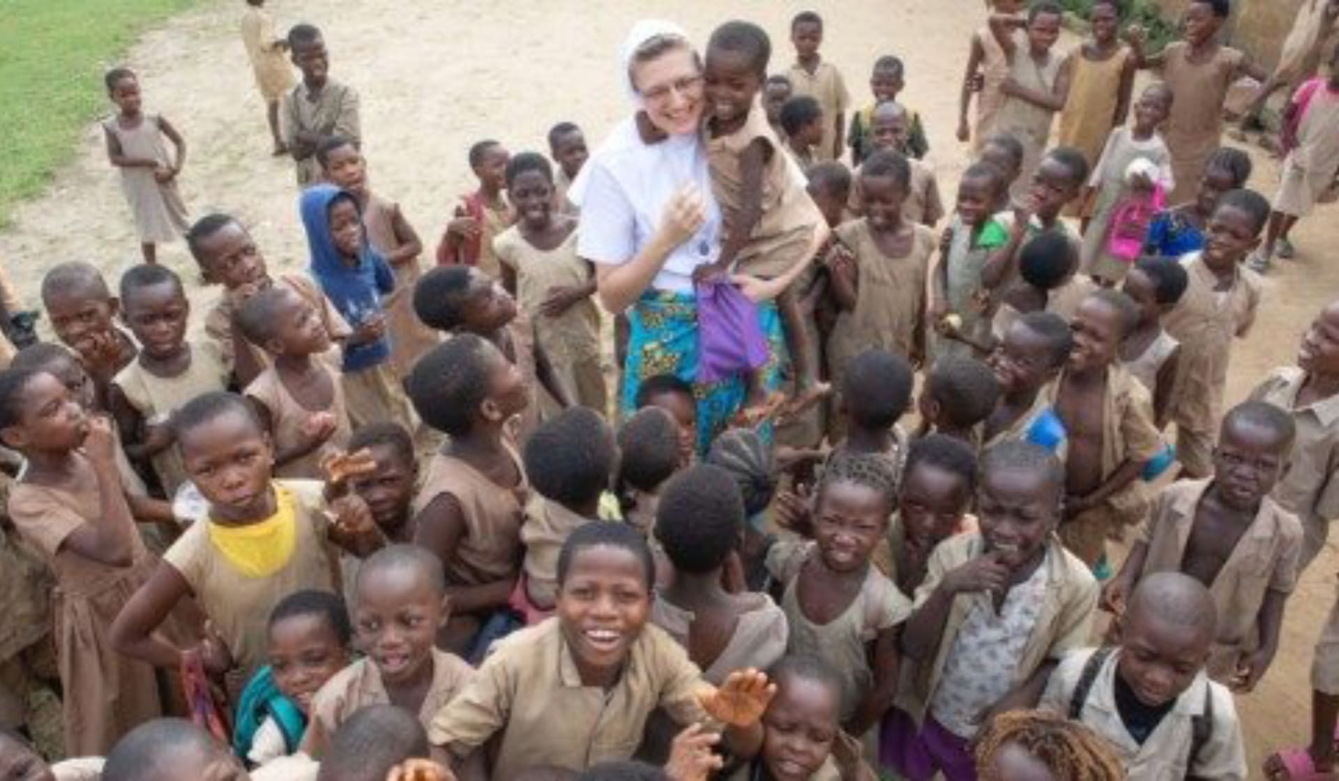 Sr Ivančica Fulir melayani dalam program yang menyediakan makanan hangat di sekolah dasar. (Vatican News/Saša Ćetković)