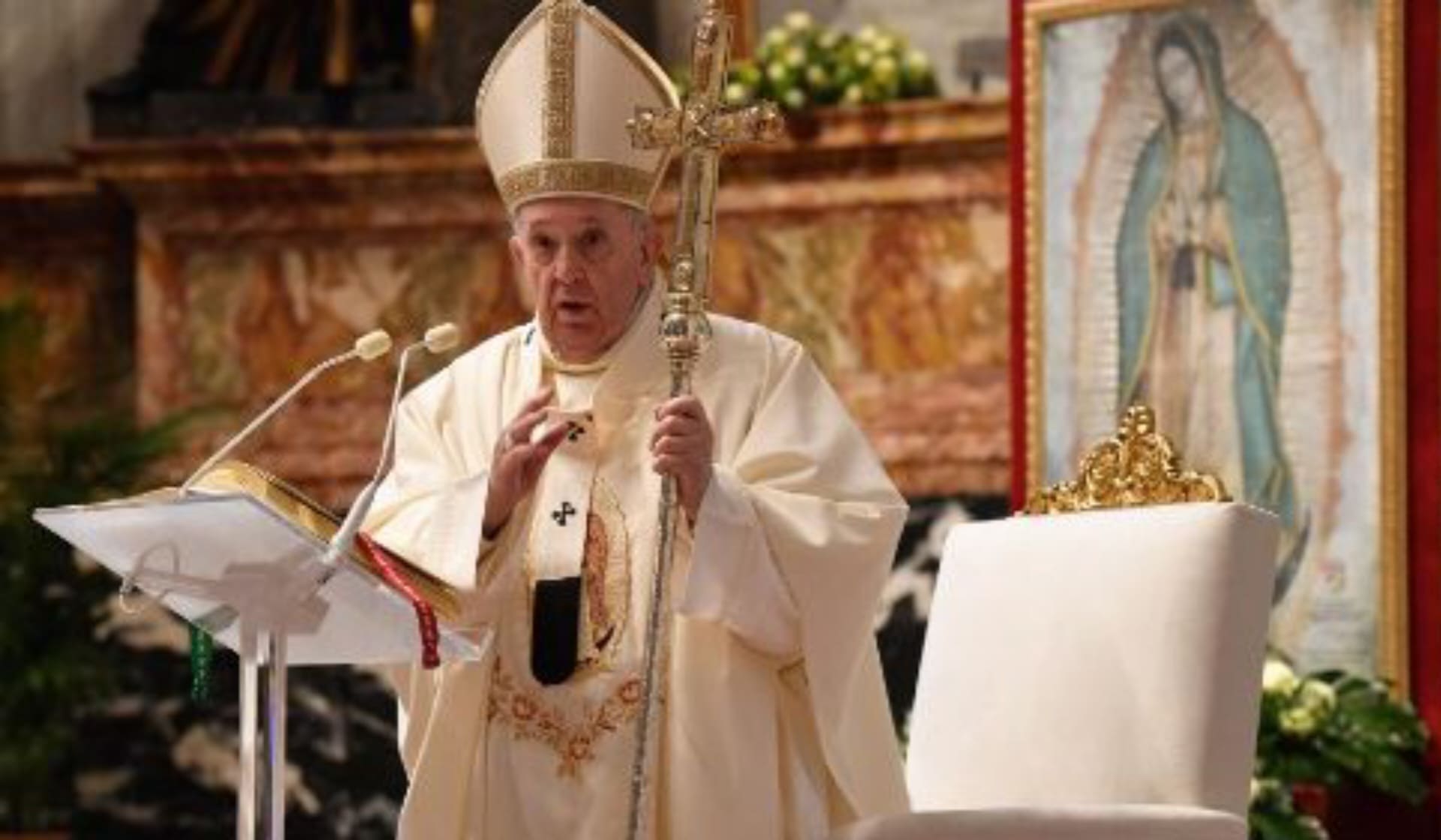 Paus Fransiskus berkhotbah di depan gambar Bunda Maria dari Guadalupe, Pelindung Benua Amerika