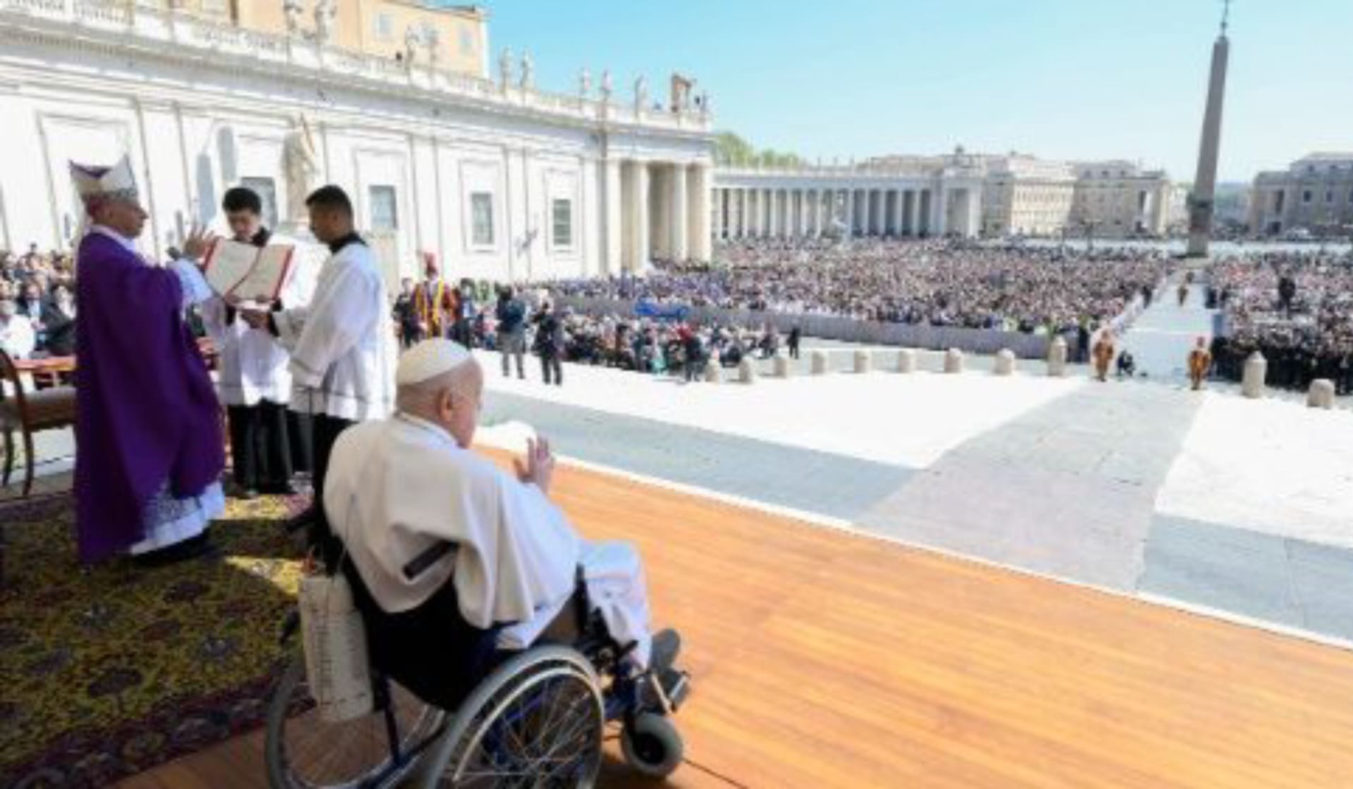 Paus Fransiskus menyapa para peziarah yang berkumpul di Lapangan Santo Petrus untuk Misa