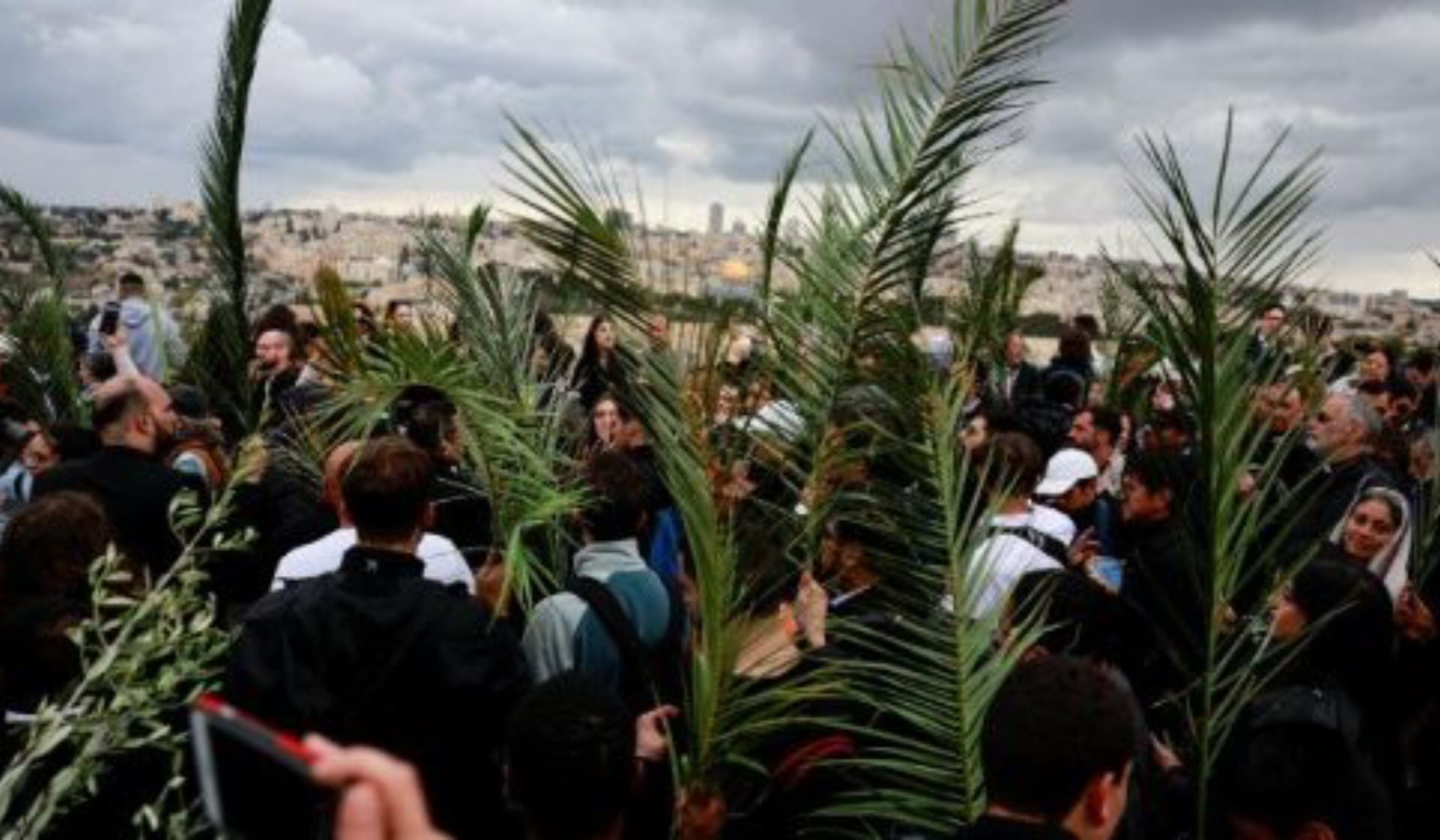 Umat ​​Kristen menghadiri prosesi Minggu Palma di Yerusalem