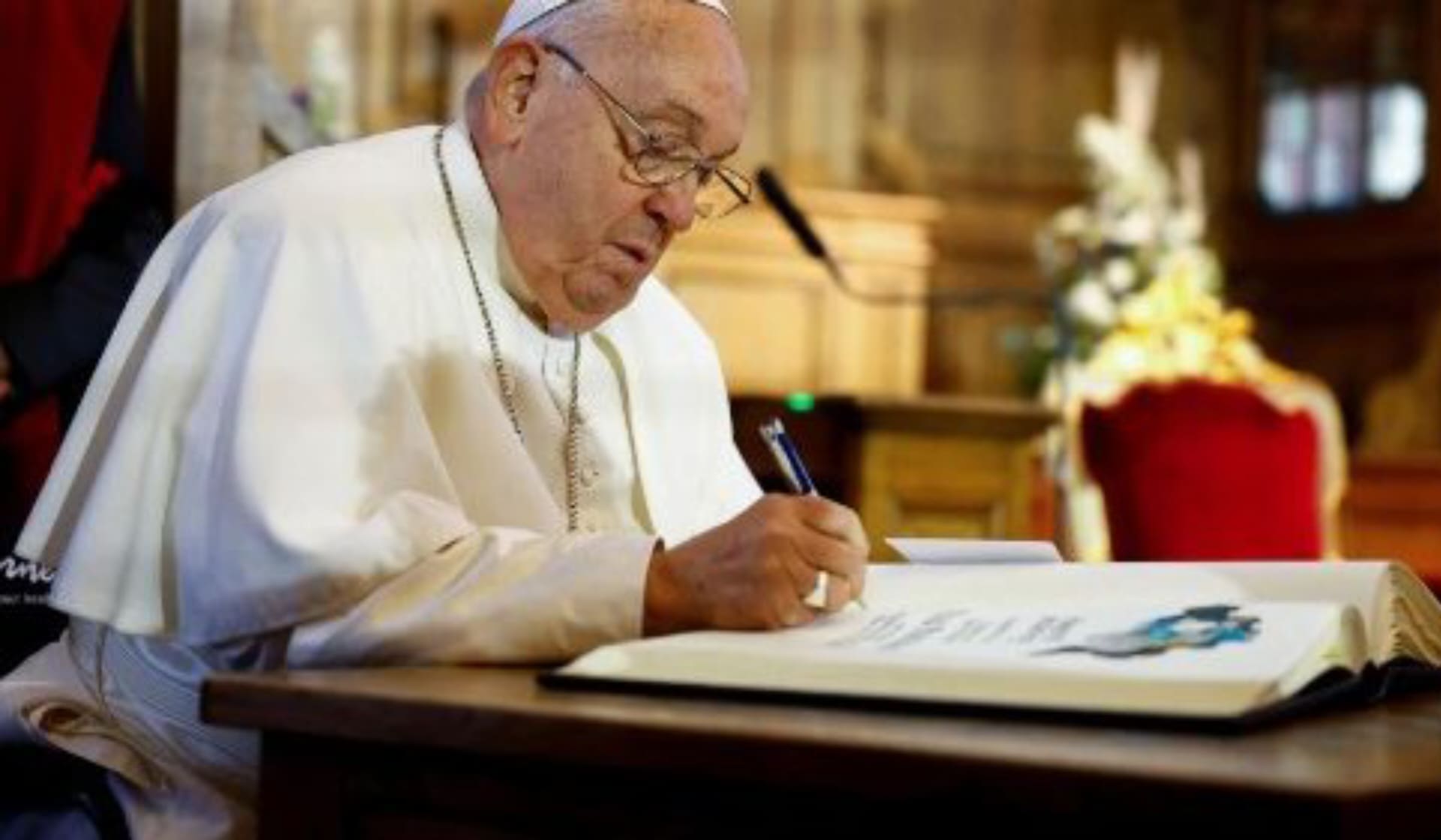Paus Fransiskus sedang menandatangani sebuah teks. (Vatican News/Foto Arsip)