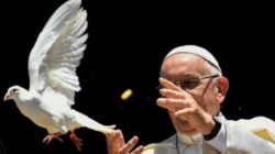 Paus Fransiskus melepaskan seekor merpati, sebagai tanda perdamaian