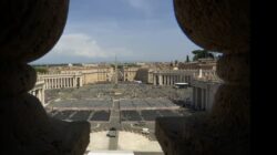 Basilika Santo Petrus Vatikan Dipenuhi Umat Berduka, Tonton Langsung di Sini