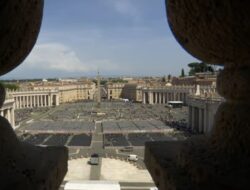 Basilika Santo Petrus Vatikan Dipenuhi Umat Berduka, Tonton Langsung di Sini