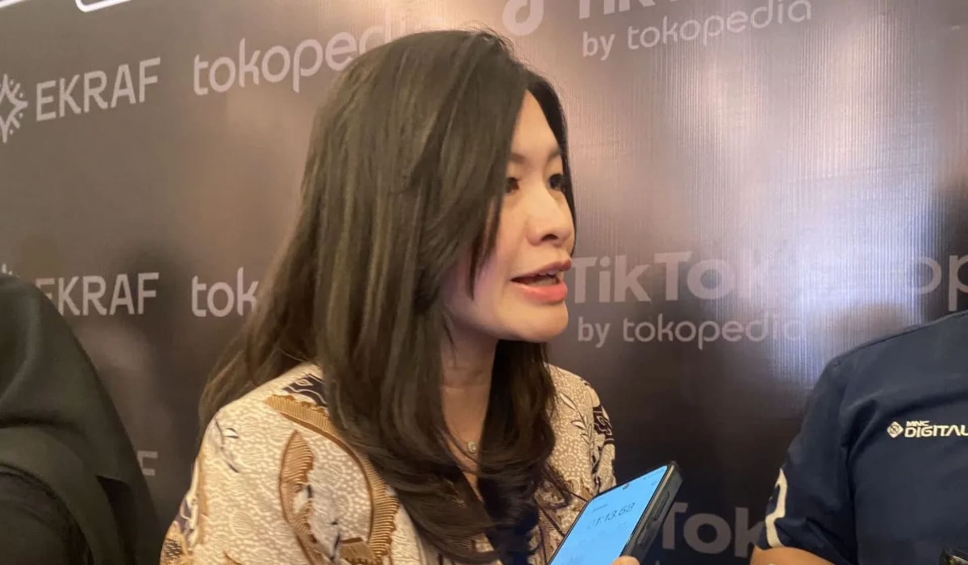 Presiden Direktur Tokopedia dan TikTok E-commerce Melissa Siska Juminto menyampaikan penjelasan soal program Creators Lab x Emak-Emak Matic di Makassar, Sulawesi Selatan, Rabu, 23 April 2025. (ANTARA/Hreeloita Dharma Shanti)