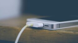 Ilustrasi cas HP. (Pixabay/markusspiske)