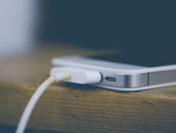 Ternyata, Cas HP Nggak Harus Sampai 100 Persen! Ini Alasannya