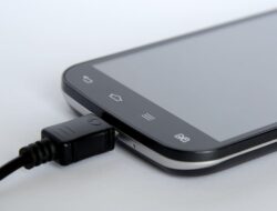 Ternyata Salah! Ini Cara Mengisi Daya HP yang Benar Agar Baterai Awet