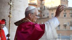 Paus Leo XIV muncul di balkon Basilika Santo Petrus. (Tenaers/Vatican Media)