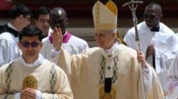 Paus Leo XIV menyapa umat beriman dalam Misa Pelantikan pada, Minggu, 18 Mei 2025 (Tenaers/@Vatican Media)