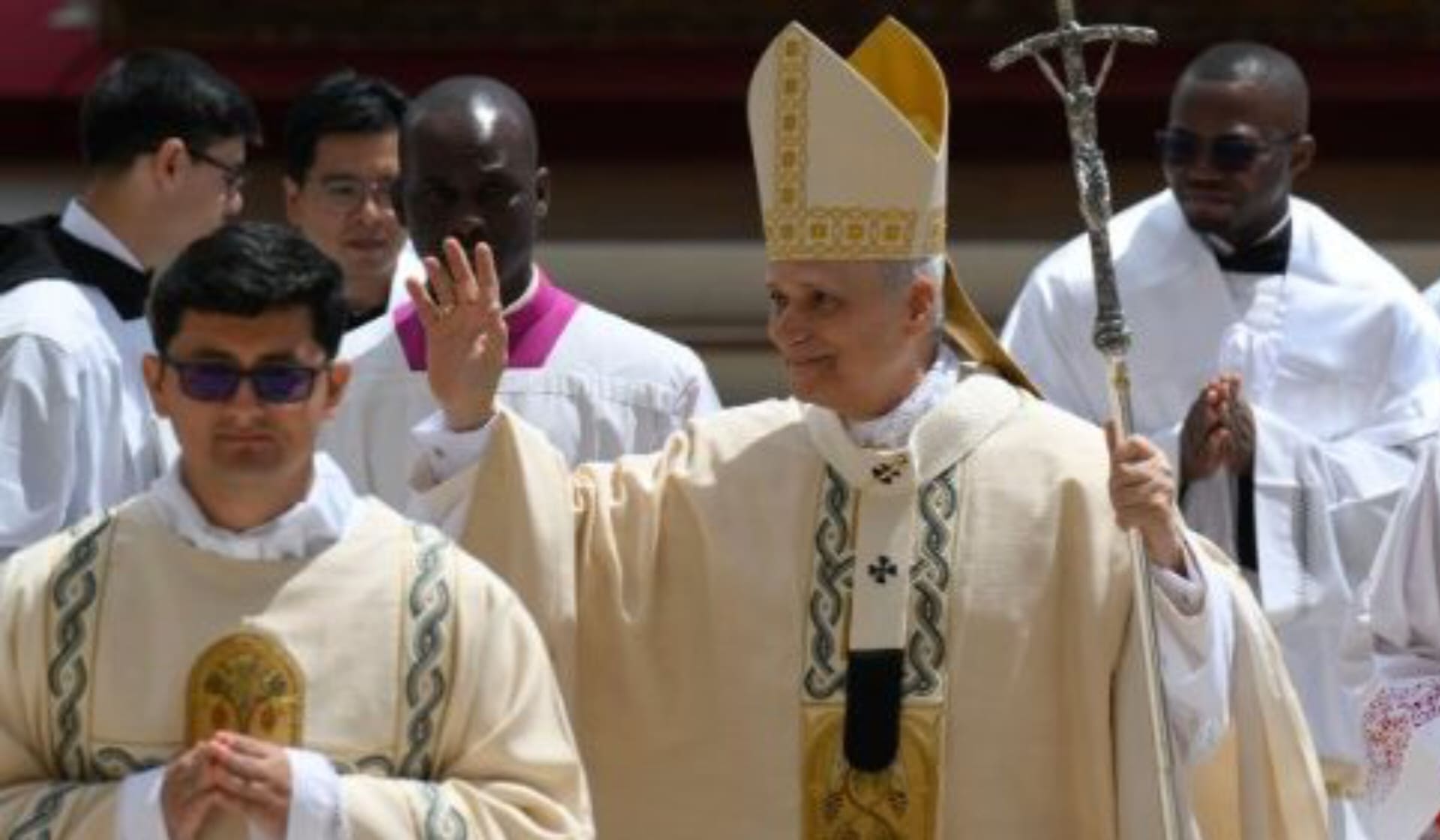 Paus Leo XIV menyapa umat beriman dalam Misa Pelantikan pada, Minggu, 18 Mei 2025 (Tenaers/@Vatican Media)