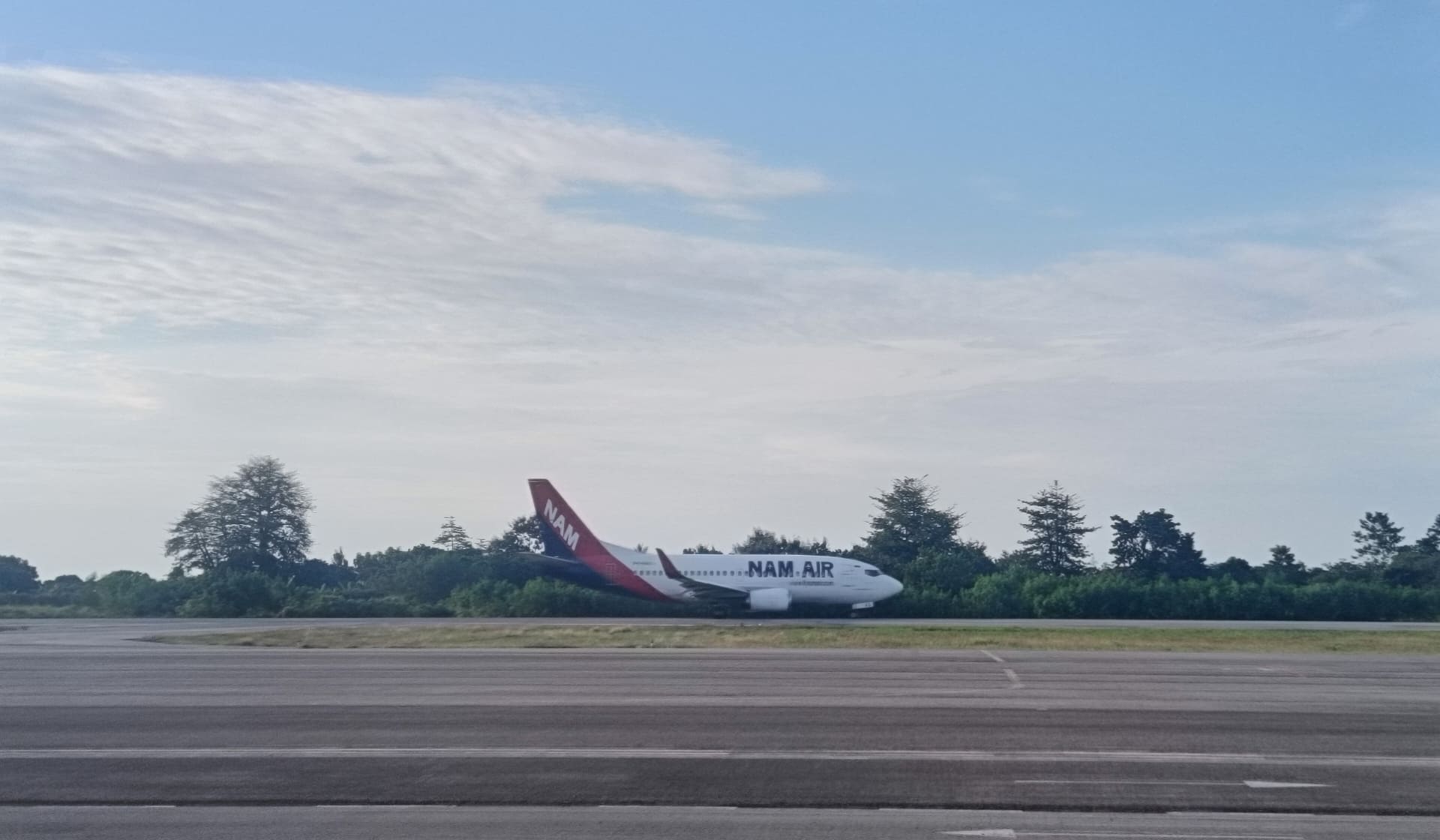Pesawat NAM Air di Bandara Tambolaka yang kini bernama nama menjadi Bandara Lede Kalumbang