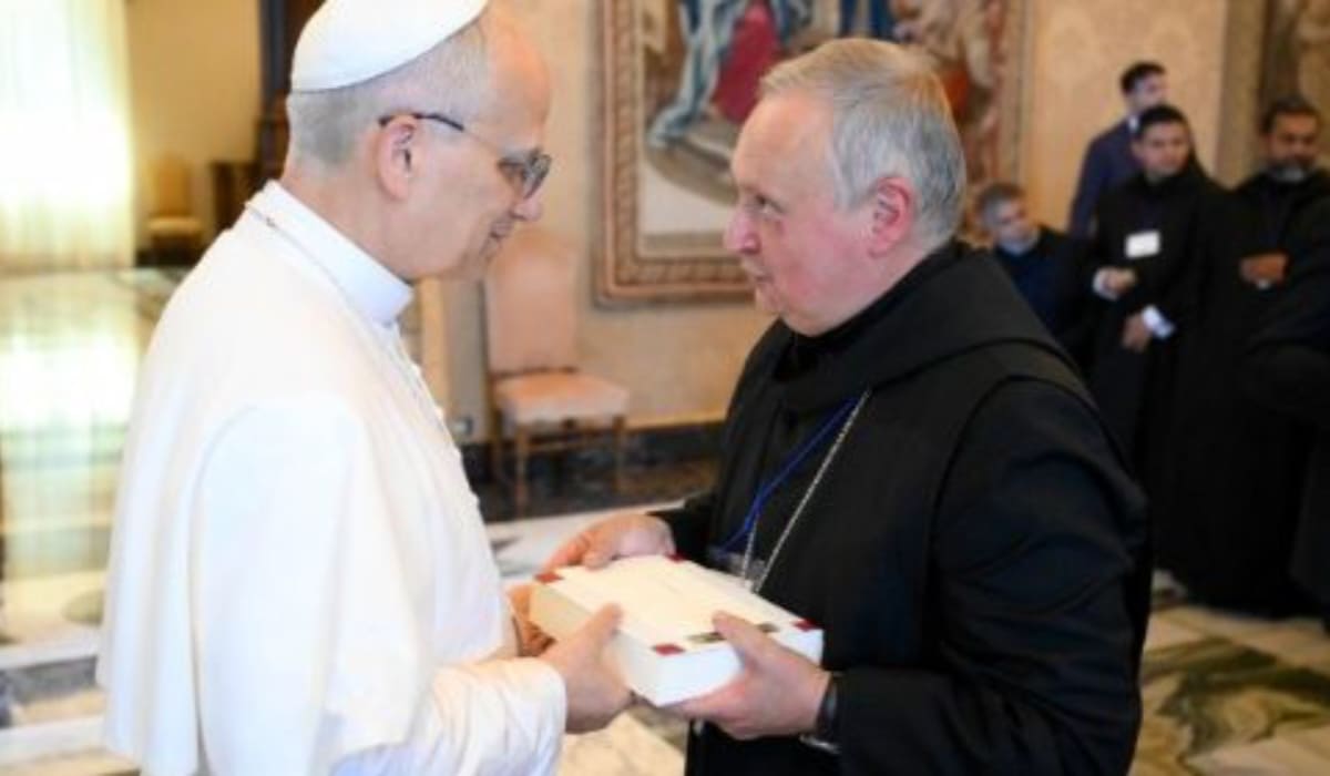 Paus Leo menyapa seorang biarawan Vallumbrosan. (Tenaers/Vatican News)