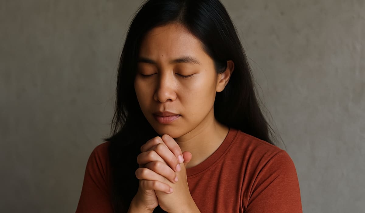 Seorang perempuan muda tampak khusyuk berdoa dengan mata terpejam dan tangan terlipat, mencerminkan ketenangan dan keteguhan iman di tengah pergumulan hidup. (Tenaers/Dok. Istimewa)