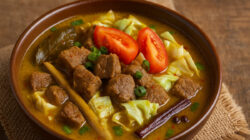 Semangkuk tongseng sapi khas Indonesia disajikan hangat dengan potongan daging empuk, kubis, tomat, dan kuah santan kaya rempah, siap menggugah selera saat berbuka puasa.