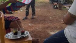 Inilah Penampakan Saat Oknum Pejabat Dinas P dan K SBD Datangi Sekolah, Diberi Kain Adat dan Amplop
