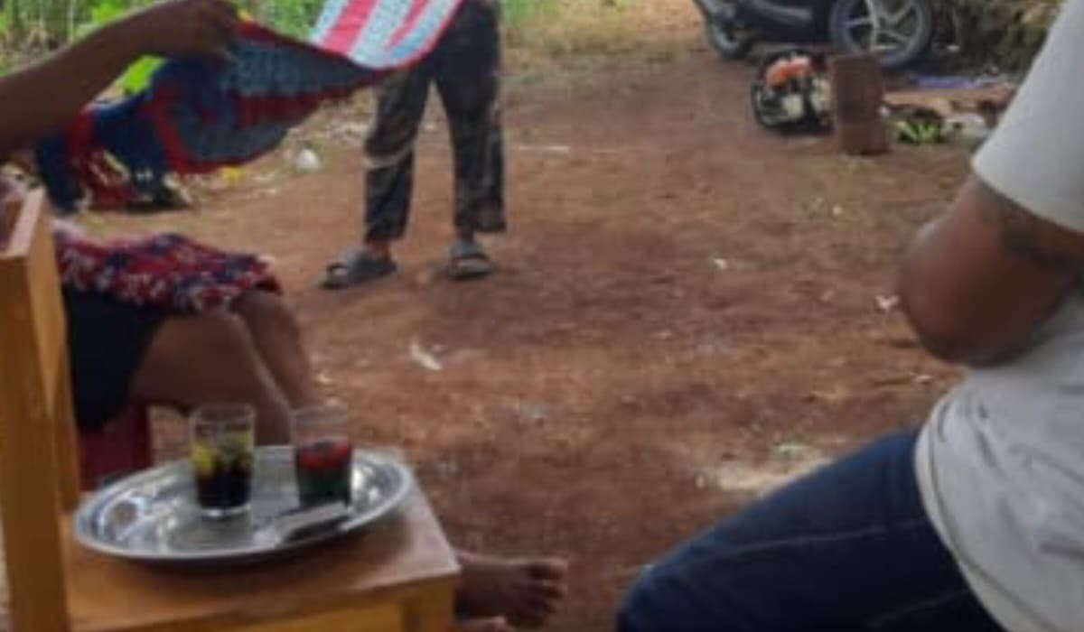 Inilah Penampakan Saat Oknum Pejabat Dinas P dan K SBD Datangi Sekolah, Diberi Kain Adat dan Amplop