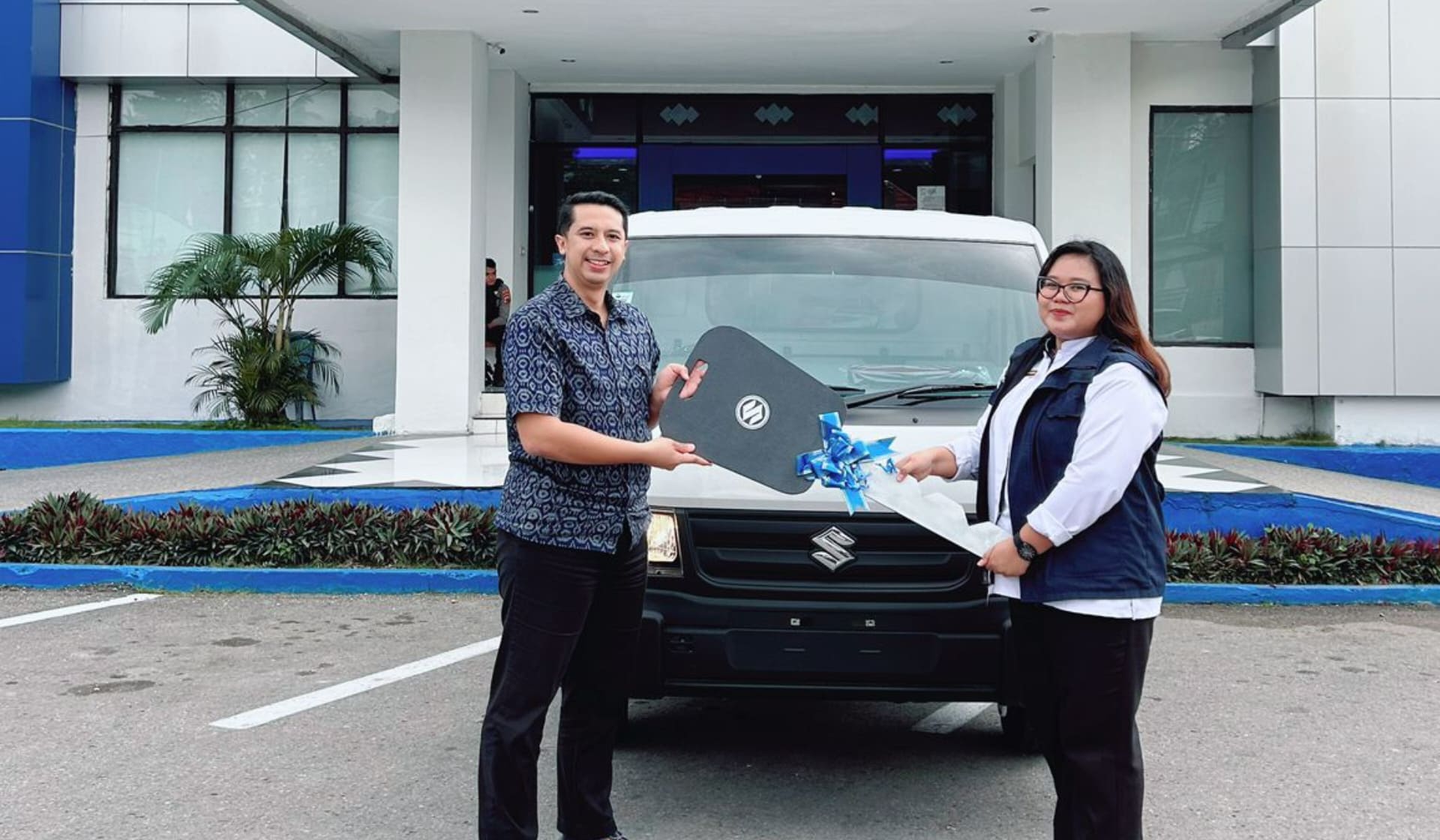 Seorang nasabah, Claudia Patricia Tandungan berhasil membawa pulang hadiah utama berupa 1 unit mobil Suzuki New Carry FD.
