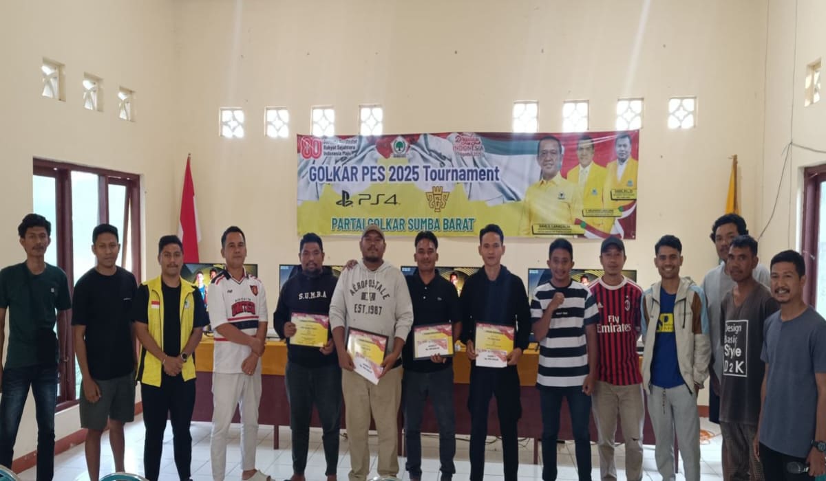 Pose bersama usai penyerahan hadiah bagi peserta pemenang. (Tenaers/Yanto Tena)