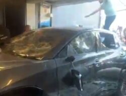 Isi Rumah Ahmad Sahroni Berantakan Usai Dibongkar Massa, Mobil Lexus Rp1,8 Miliar Rusak Parah