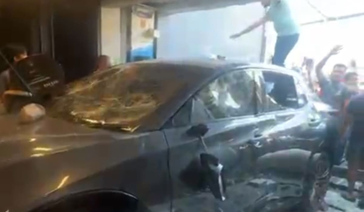 Detik-Detik Massa Bongkar Rumah Ahmad Sahroni: Piano, Lemari, hingga Tangga Hancur