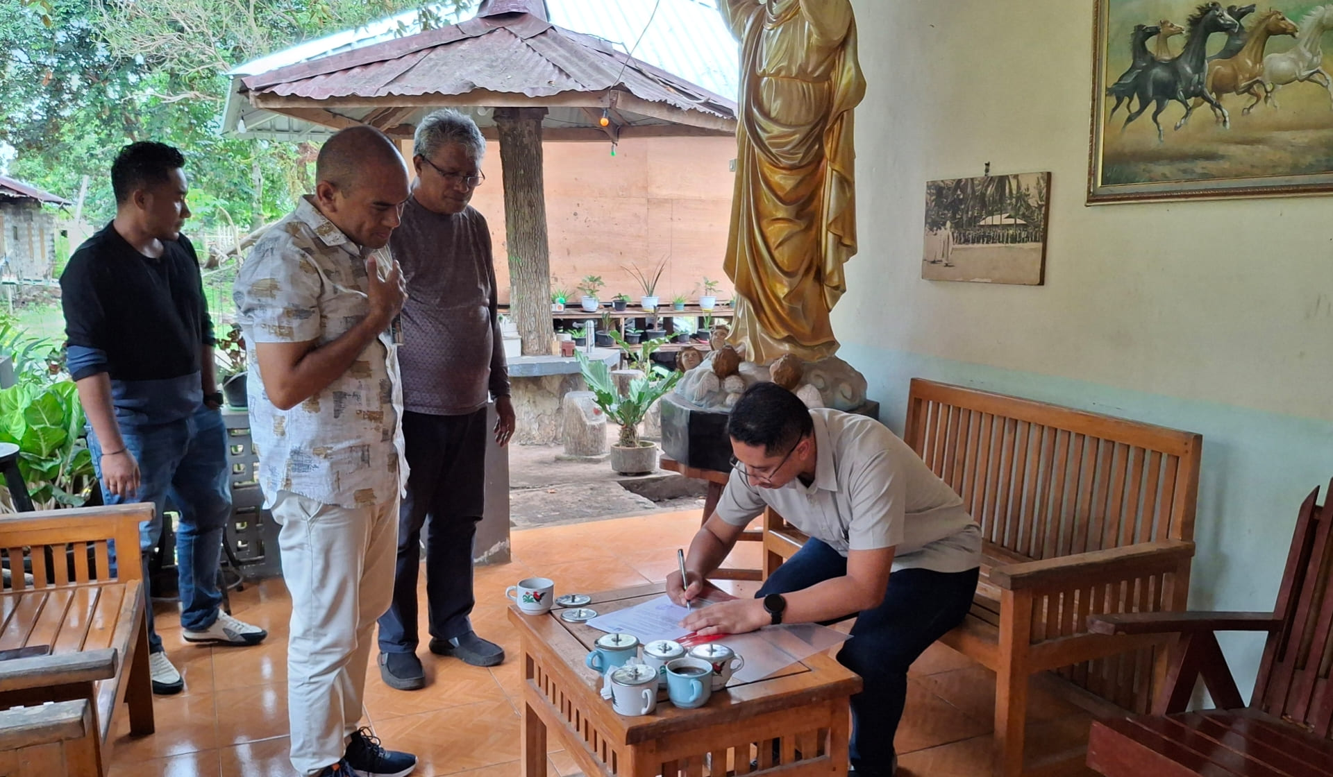 Yayasan BRIKasih menyalurkan bantuan ke Paroki Sta. Maria Asumpta Homba Karipit. (Tenaers/Maksi Tena)