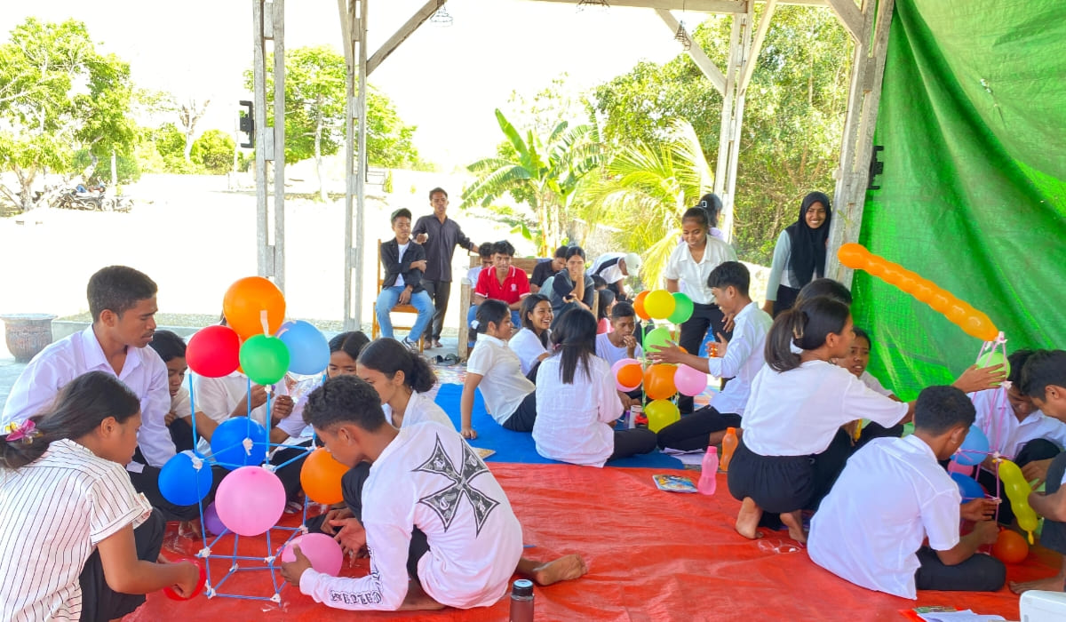 Mahasiswa Semester I Saat bermain games di kegiatan makrab. (Tenaers/Maksi Tena)
