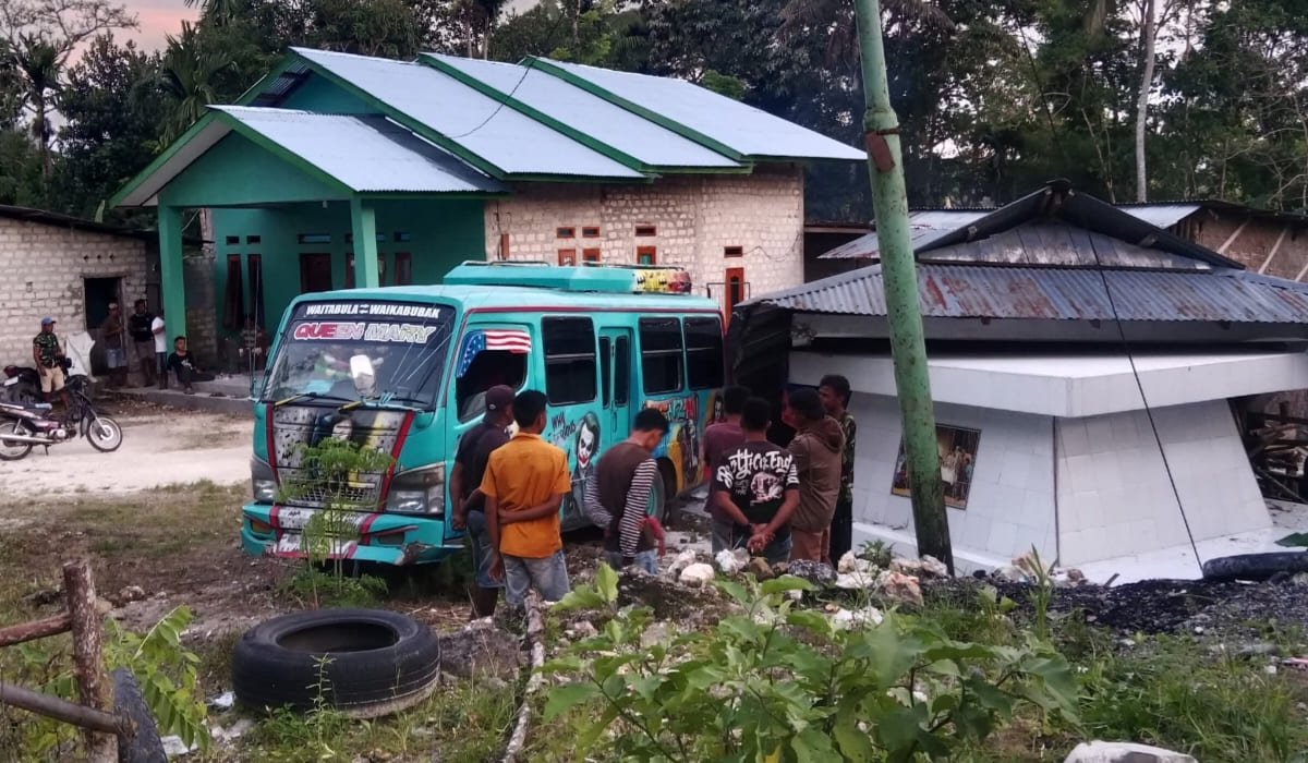 Bus Benza saat menabrak rumah kubur. (Tenaers/Maksi Tena)