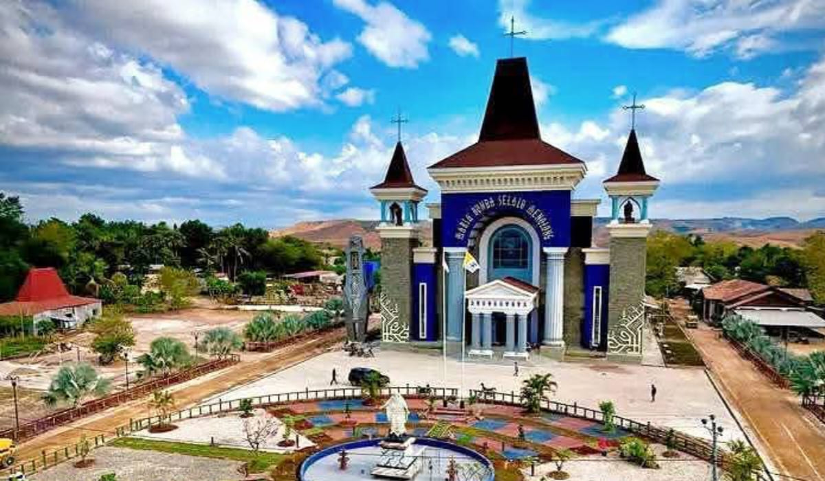 Gereja Katolik Paroki Maria Bunda Selalu Menolong (MBSM) di Kota Waingapu, Kabupaten Sumba Timur, Nusa Tenggara Timur