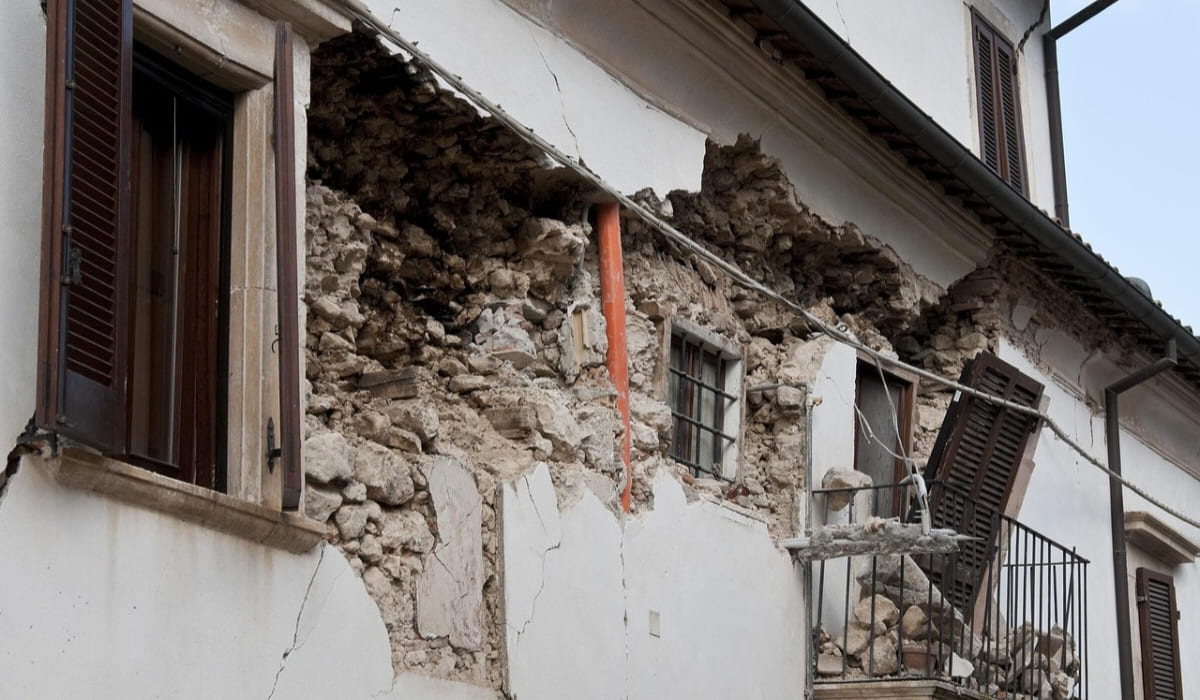 Guncangan Kuat! Gempa Magnitudo 5,0 Goyang Sumba Timur, Warga Panik Keluar Rumah!