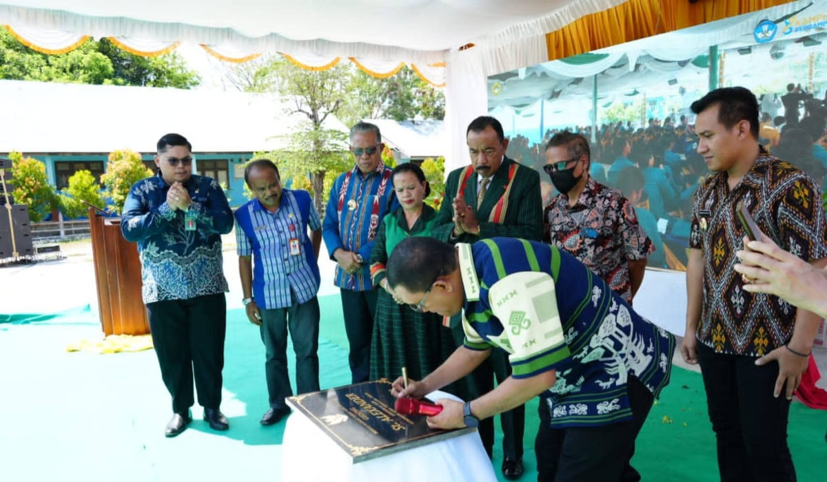 Gubernur Nusa Tenggara Timur (NTT), Emanuel Melkiades Laka Lena, meresmikan Gedung St. Alexander Universitas Stella Maris Sumba (Unmaris)