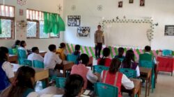 Sosok polisi humanis, Aipda Bernadus, aktif mengajar Bahasa Inggris di SMA Kristen Weekerou, Sumba Barat. (Tenaers/Dok. Humas Polres Sumba Barat)