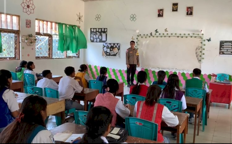 Sosok polisi humanis, Aipda Bernadus, aktif mengajar Bahasa Inggris di SMA Kristen Weekerou, Sumba Barat. (Tenaers/Dok. Humas Polres Sumba Barat)