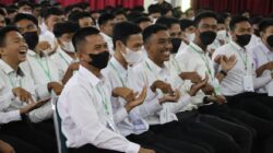 Gambar Honorer saat bertepuk tangan. (Unsplash/Herlambang Tinasih Gusti)