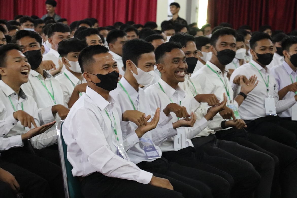 Gambar Honorer saat bertepuk tangan. (Unsplash/Herlambang Tinasih Gusti)