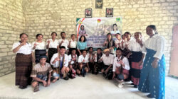 Foto bersama tim visitasi akreditasi bersama para guru dan kepala sekolah. (Tenaers/Maksi Tena)