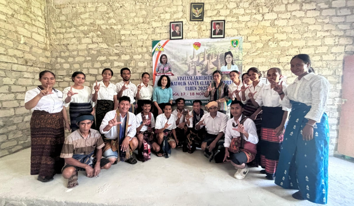 Foto bersama tim visitasi akreditasi bersama para guru dan kepala sekolah. (Tenaers/Maksi Tena)