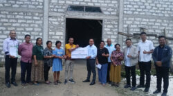 Yayasan BRIKasih menyerahkan bantuan pembangunan gedung Gereja Kristen Sumba (GKS) Jemaat Sobawawi Cabang Ledi Watu, Senin, 1 Desember 2025. (Tenaers/Yanto Tena)