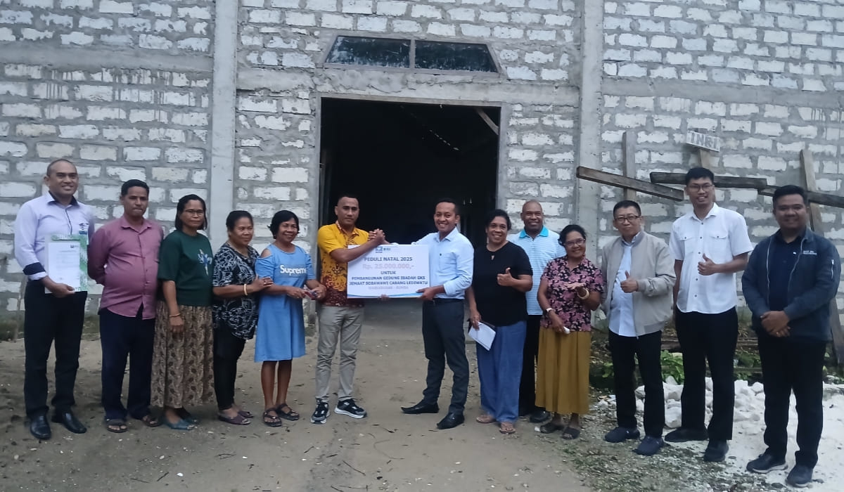 Yayasan BRIKasih menyerahkan bantuan pembangunan gedung Gereja Kristen Sumba (GKS) Jemaat Sobawawi Cabang Ledi Watu, Senin, 1 Desember 2025. (Tenaers/Yanto Tena)