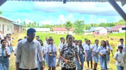 Para Guru dan Siswa melakukan senam bersama siswa-siswi SMAK Sta. Clara Waimarama. (Tenaers/Maksi Tena)
