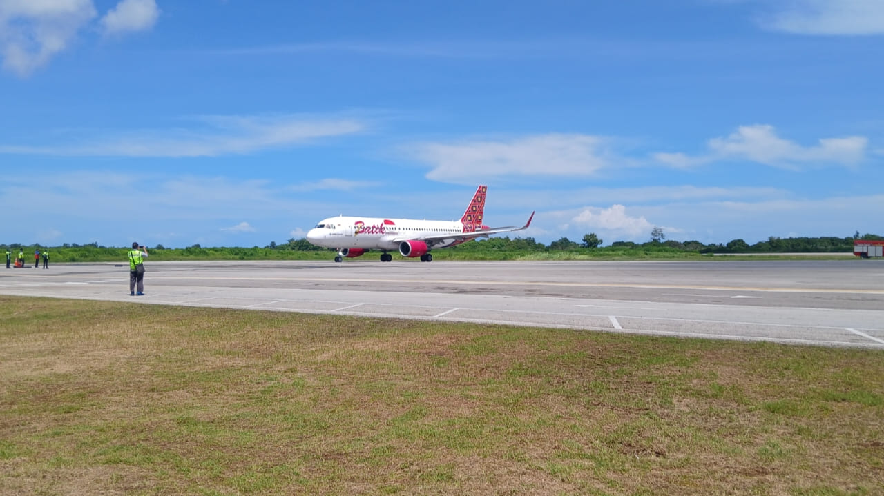Batik Air Resmi Mendarat di Bandara Lede Kalumbang Tambolaka