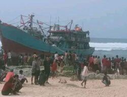 Tak Terdaftar di Jadwal Pelabuhan Waikelo, KMP Abadi Jaya 1 Mendadak Kandas di Kodi Balaghar
