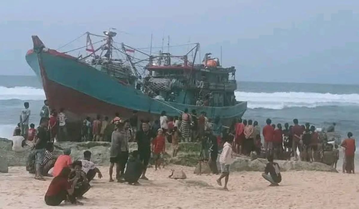 Tak Terdaftar di Jadwal Pelabuhan Waikelo, KMP Abadi Jaya 1 Mendadak Kandas di Kodi Balaghar