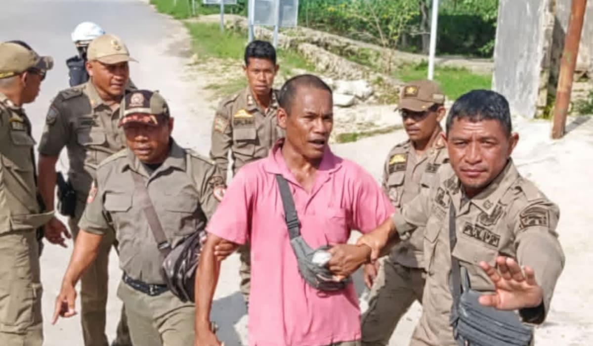 Penertiban pedagang keliling oleh Satpol PP di Kota Tambolaka, Kabupaten Sumba Barat Daya