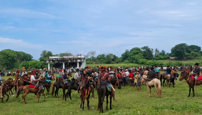 Para kesatria berkuda sedang berkumpul di tengah lapangan untuk mendengarkan arahan dari rato adat yang membawa kuda nyale. (Tenaers/Maksi Tena)