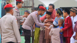 Tak Hanya Tangani Kasus! Satreskrim Polres SBD Turun ke Jalan, Bagi 100 Takjil di Depan Masjid Al-Falah
